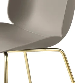 Chaise beige piétement laiton Beetle - Gubi