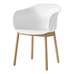 Chaise blanche piétement en bois de chêne JH30 - &tradition