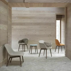 Chaise blanche piétement en chêne marron Fiber - Muuto