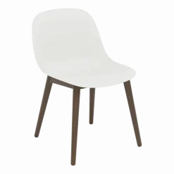 Chaise blanche piétement en chêne marron Fiber - Muuto
