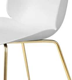 Chaise blanche piétement laiton Beetle - Gubi