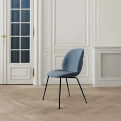 Chaise blanche piétement laiton Beetle - Gubi
