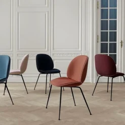 Chaise blanche piétement laiton Beetle - Gubi
