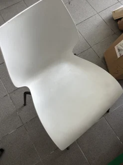 Chaise blanche zinc avec structure aluminium peint noir 77cm Maui Modèle d'exposition - Kartell