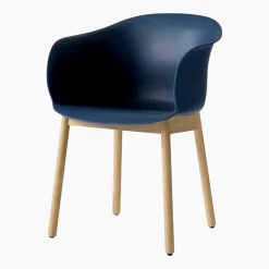 Chaise bleu piétement en bois de chêne JH30 - &tradition
