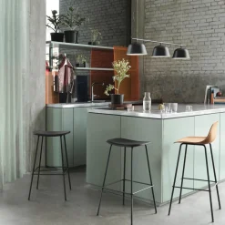 Chaise de bar 65 cm blanche piétement en chêne Fiber - Muuto