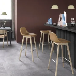 Chaise de bar 75 cm blanche piétement en chêne Fiber - Muuto