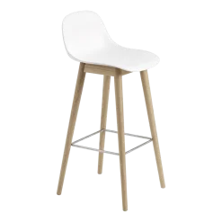 Chaise de bar 75 cm blanche piétement en chêne Fiber - Muuto