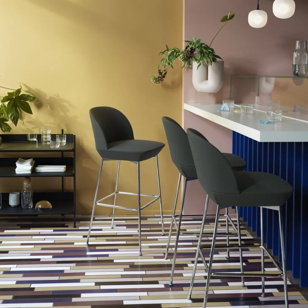 Chaise de bar 65 cm gris beige et pieds chrome Oslo - Muuto