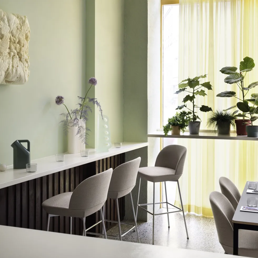 Chaise de bar 65 cm noire et pieds chrome Oslo - Muuto