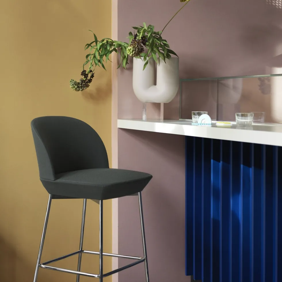 Chaise de bar 65 cm noire et pieds chrome Oslo - Muuto
