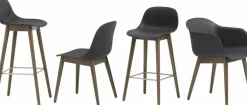 Chaise de bar 65 cm noire piétement en chêne marron Fiber - Muuto