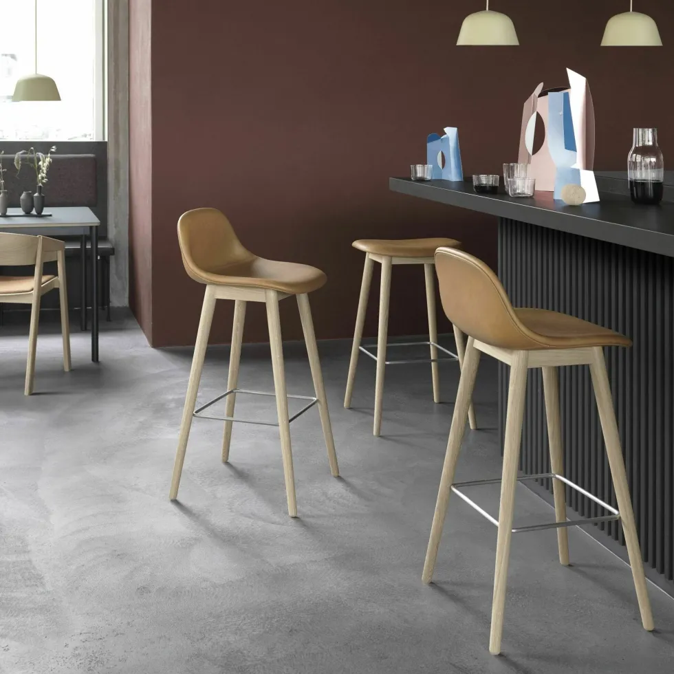 Chaise de bar 65 cm noire piétement en chêne marron Fiber - Muuto