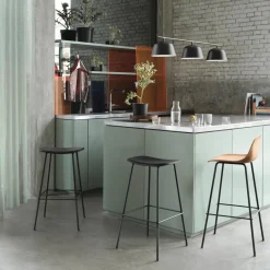 Chaise de bar 65cm ocre piétement en chêne Fiber - Muuto
