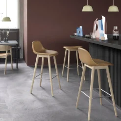 Chaise de bar 65cm ocre piétement en chêne Fiber - Muuto