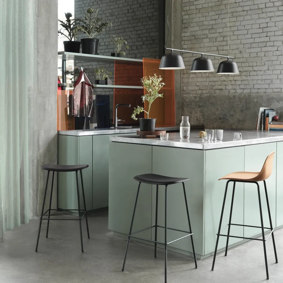Chaise de bar 65 cm vert gris piétement tubes Fiber - Muuto