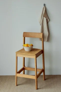 Chaise de bar en chêne 65cm Blueprint - Form&Refine