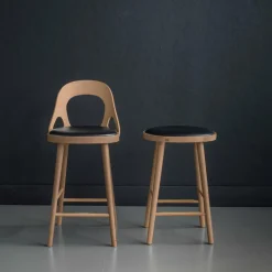 Chaise de bar en chêne huilé et coussin en cuir reconstitué noir 63 cm Colibri - Hans k