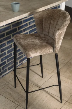 Chaise de bar en velours beige et acier noir Georgia - Dutchbone