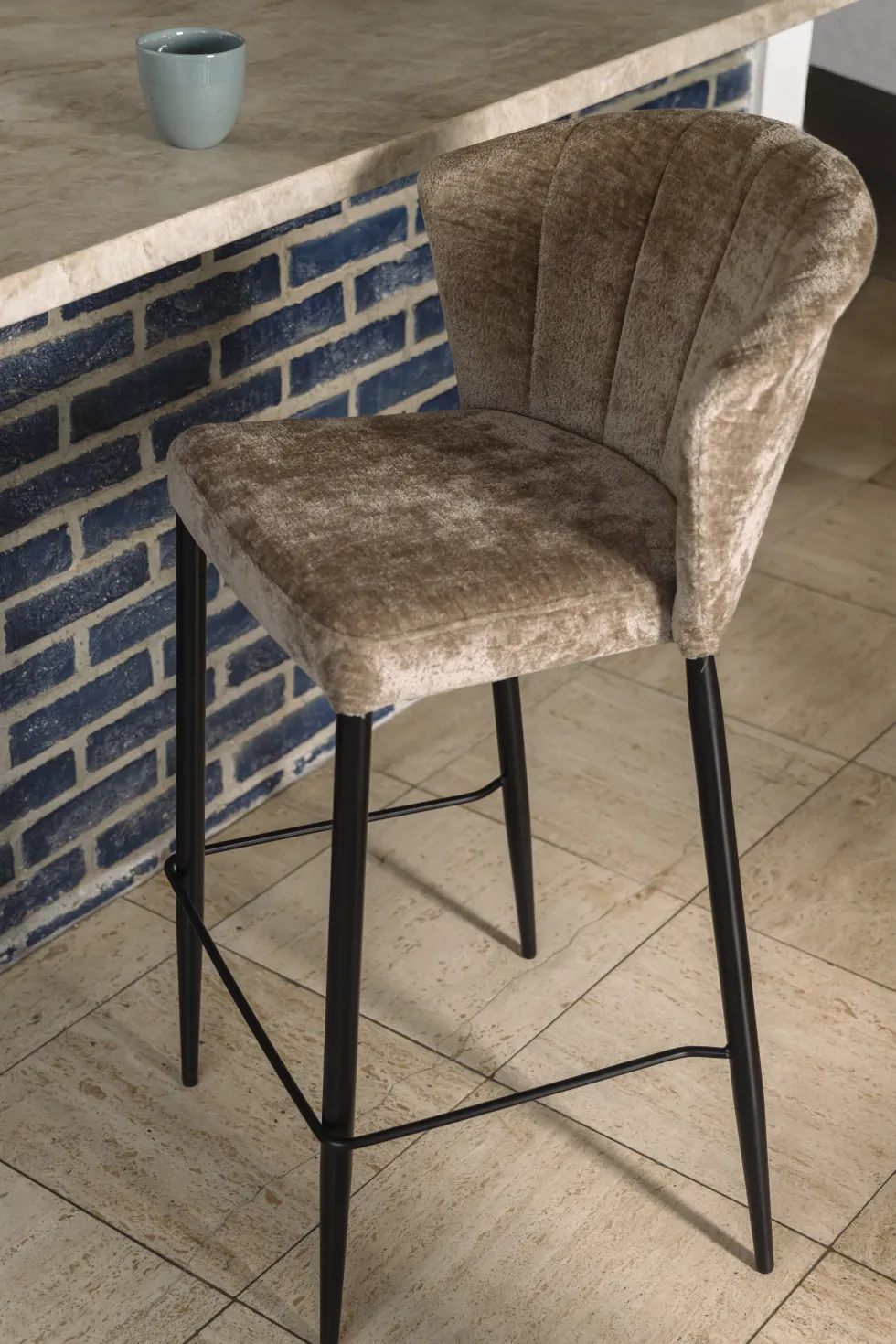 Chaise de bar en velours beige et acier noir Georgia - Dutchbone