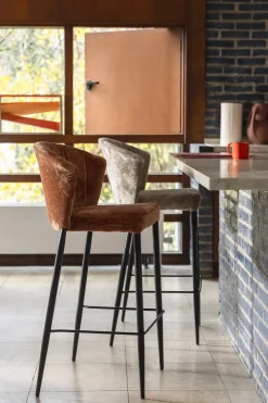 Chaise de bar en velours terracotta et acier noir Georgia - Dutchbone