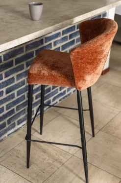 Chaise de bar en velours terracotta et acier noir Georgia - Dutchbone