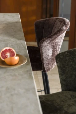 Chaise de bar en velours violet et acier noir Georgia - Dutchbone