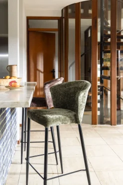 Chaise de bar en velours violet et acier noir Georgia - Dutchbone