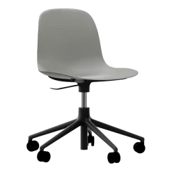 Chaise de bureau réglable à roulettes en pp grise et base noire Swivel 5W Grey - Normann Copenhagen