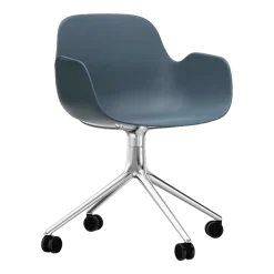 Chaise de bureau à roulettes avec accoudoirs en polypropylene bleue Swivel 4W bleu - Normann Copenhagen