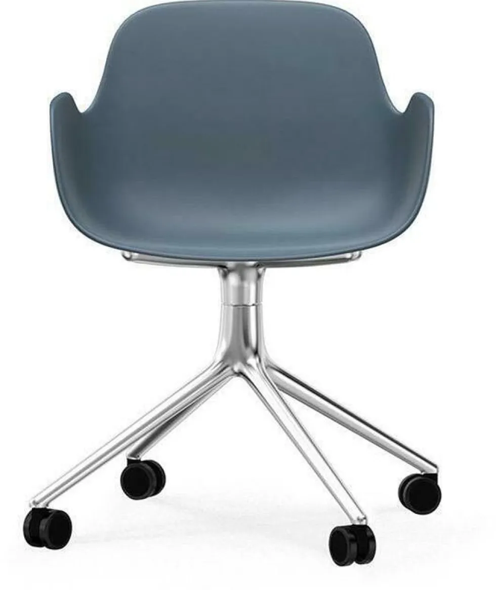 Chaise de bureau à roulettes avec accoudoirs en polypropylene bleue Swivel 4W bleu - Normann Copenhagen