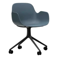 Chaise de bureau à roulettes avec accoudoirs en pp bleue et noire Swivel 4W - Normann Copenhagen