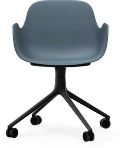 Chaise de bureau à roulettes avec accoudoirs en pp bleue et noire Swivel 4W - Normann Copenhagen