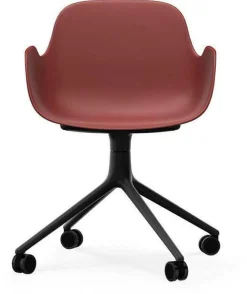 Chaise de bureau à roulettes avec accoudoirs en pp rouge et noire Swivel 4W rouge - Normann Copenhagen