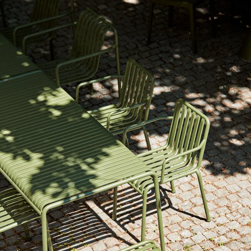 Chaise de jardin avec accoudoir en métal anthracite Palissade - HAY