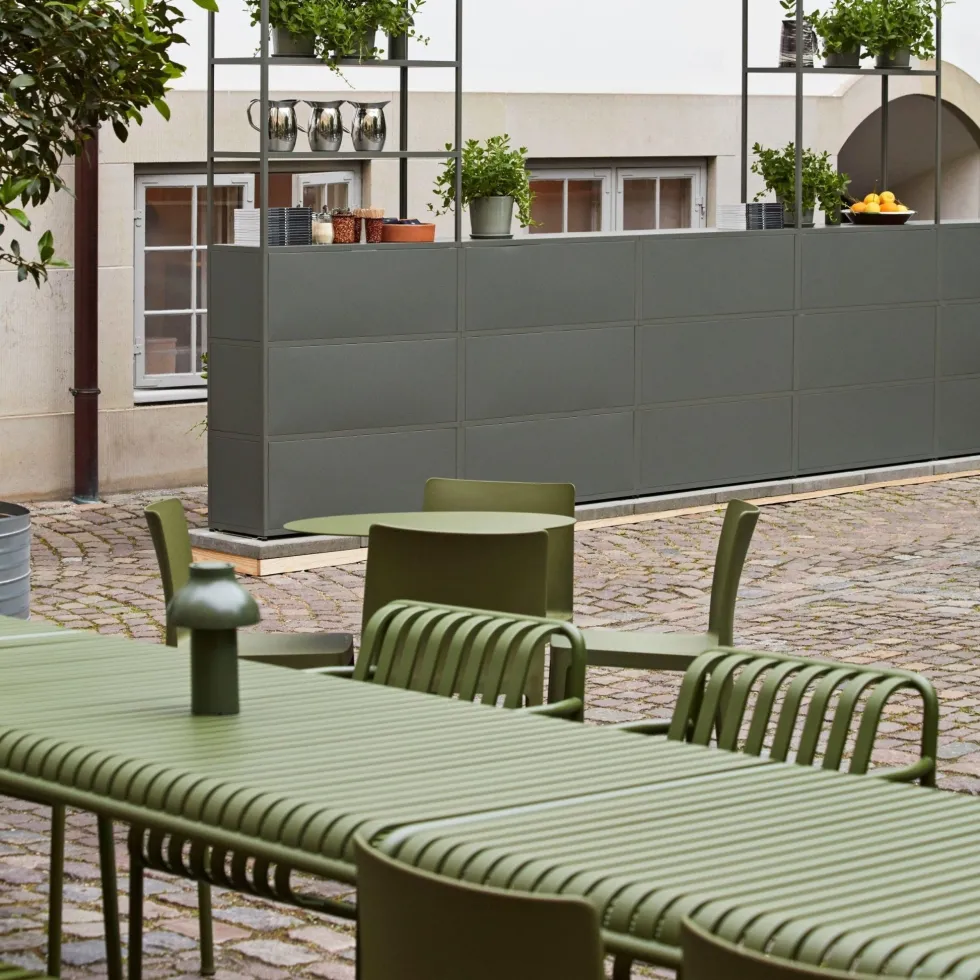 Chaise de jardin avec accoudoir en métal anthracite Palissade - HAY