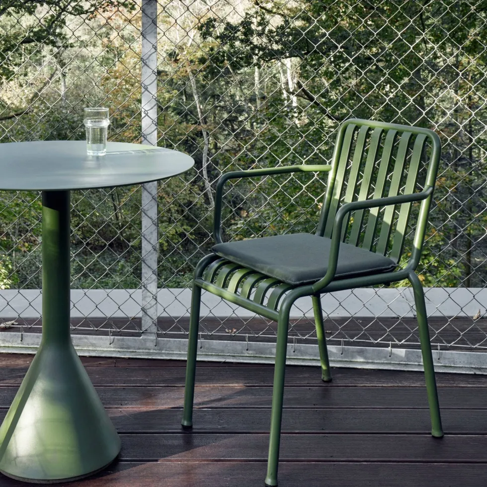 Chaise de jardin avec accoudoir en métal anthracite Palissade - HAY