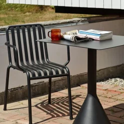Chaise de jardin avec accoudoir en métal anthracite Palissade - HAY