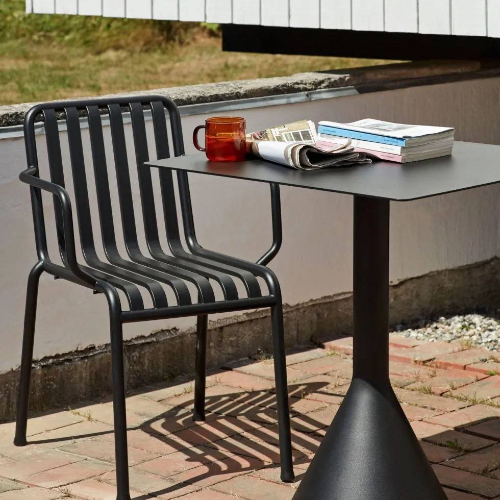 Chaise de jardin avec accoudoir en métal anthracite Palissade - HAY