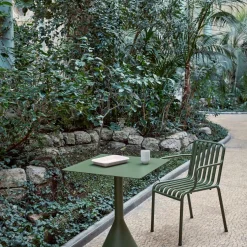 Chaise de jardin avec accoudoir en métal anthracite Palissade - HAY