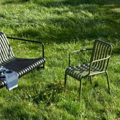Chaise de jardin avec accoudoir en métal anthracite Palissade - HAY