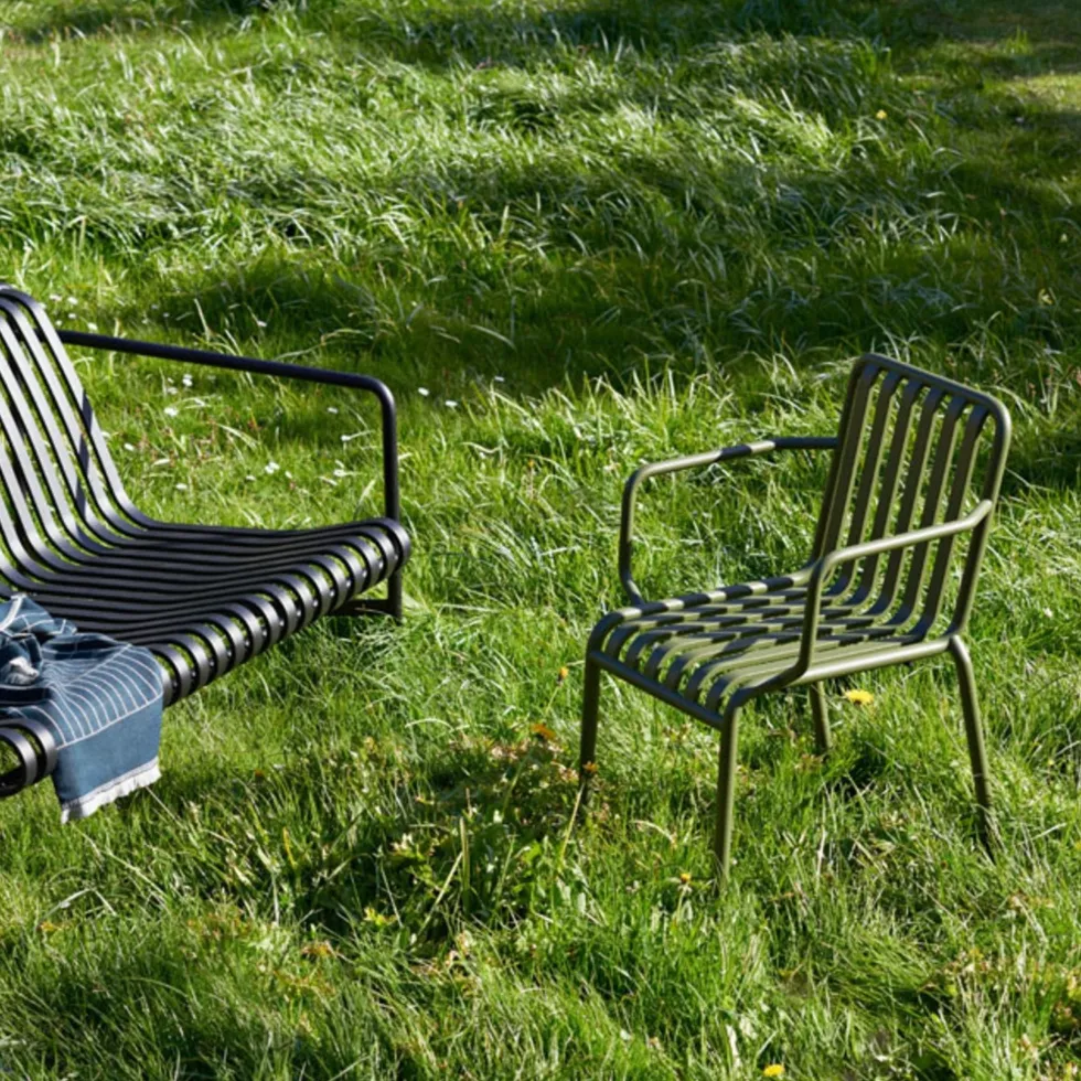 Chaise de jardin avec accoudoir en métal anthracite Palissade - HAY