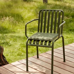Chaise de jardin avec accoudoir en métal anthracite Palissade - HAY