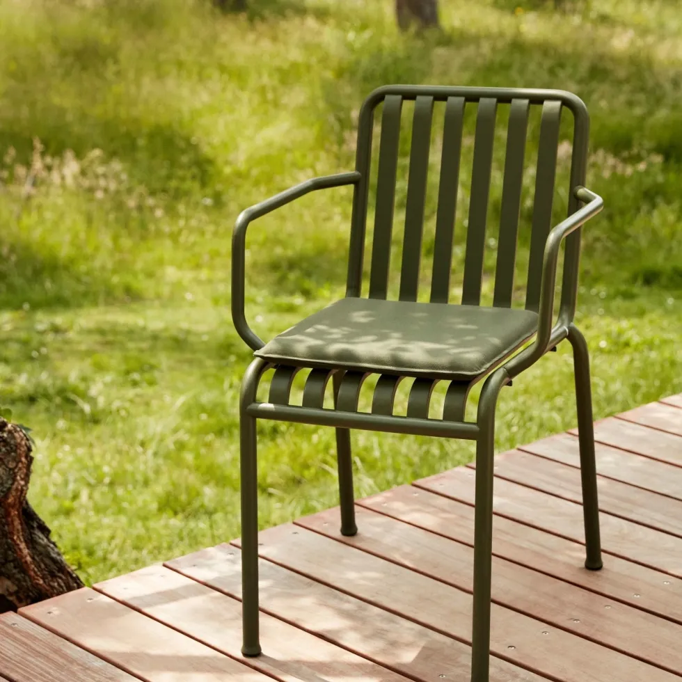 Chaise de jardin avec accoudoir en métal anthracite Palissade - HAY