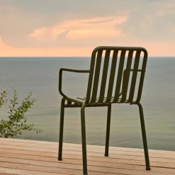Chaise de jardin avec accoudoir en métal anthracite Palissade - HAY