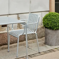 Chaise de jardin avec accoudoir en métal gris galvanisé Palissade - HAY