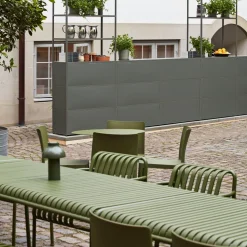 Chaise de jardin avec accoudoir en métal olive Palissade - HAY