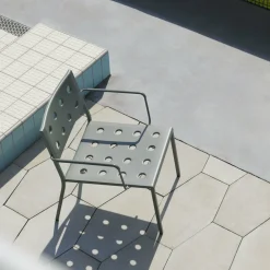 Chaise de jardin avec accoudoirs en acier anthracite Balcony - HAY