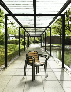 Chaise de jardin avec accoudoirs en acier et bois gris Vig Robinia - Normann Copenhagen