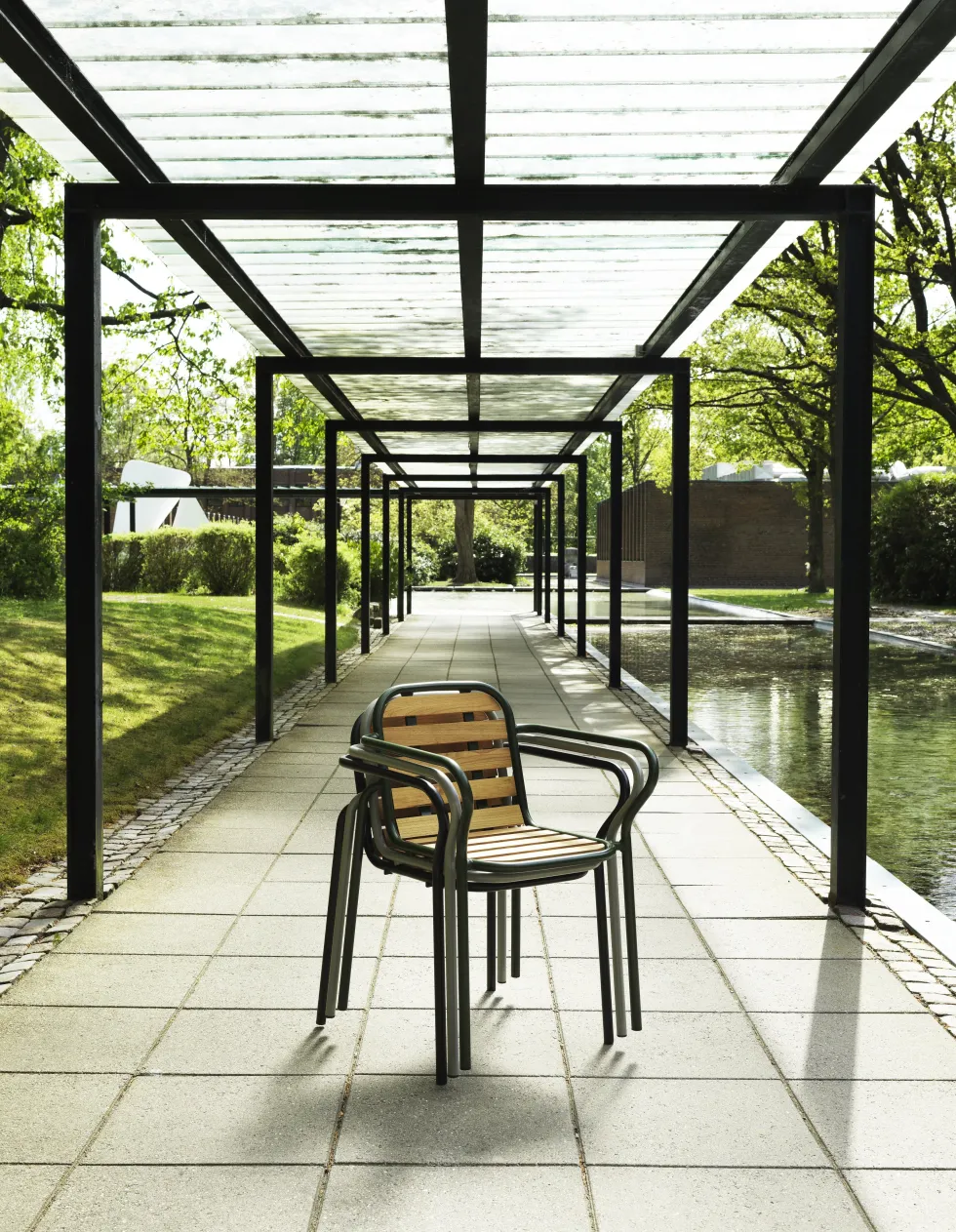 Chaise de jardin avec accoudoirs en acier et bois gris Vig Robinia - Normann Copenhagen